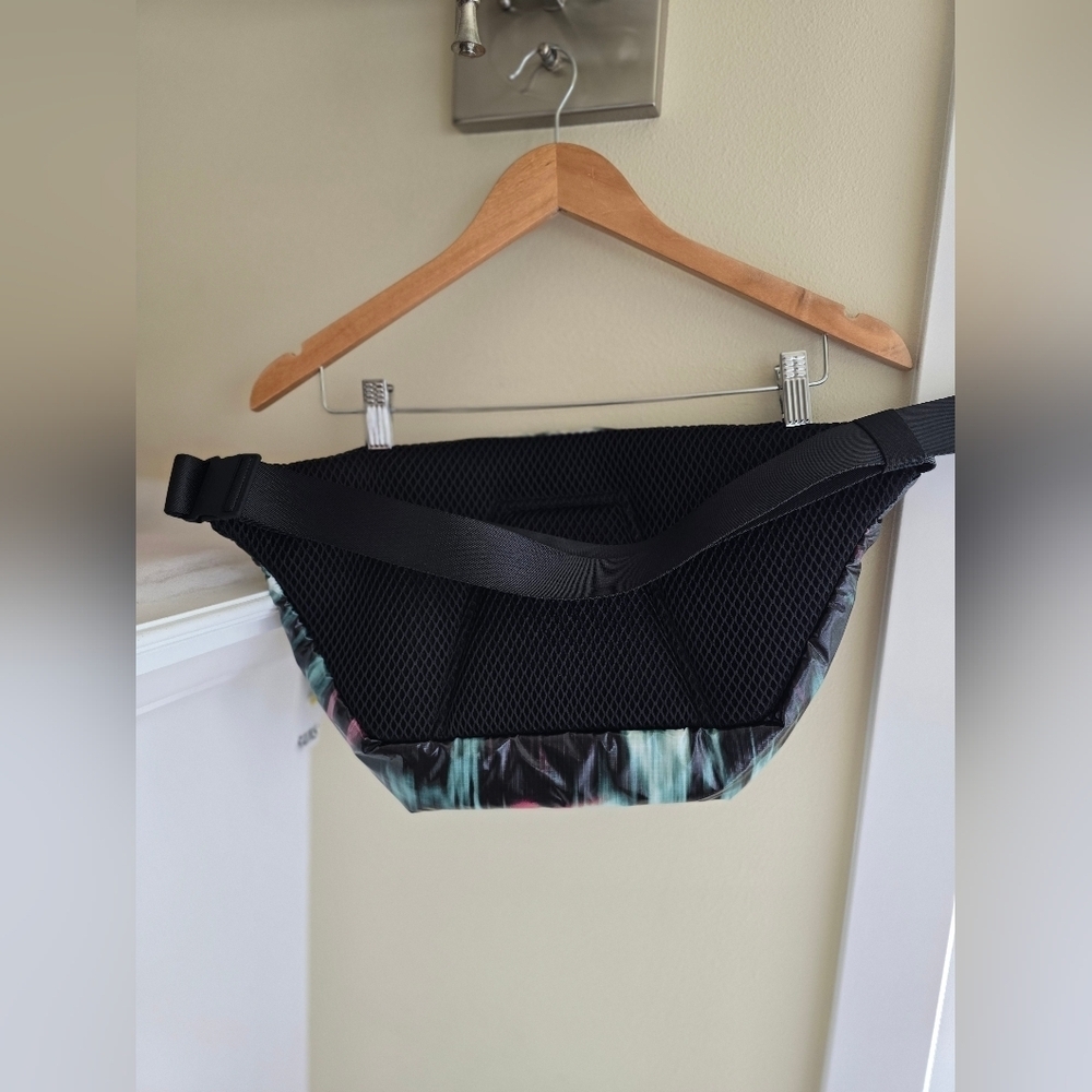 NWT! RAINS, UNISEX , Sibu Bum Bag Large, Blur, MSRP $135 - Picture 8 of 16